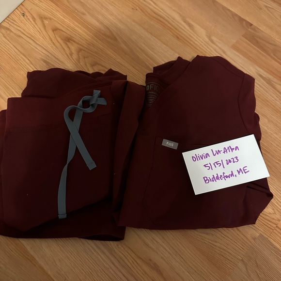 FIGS SCRUB SET - Picture 1 of 1